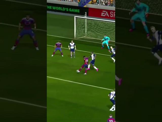 Q buena atajada q hace este guardameta y le salva asu equipo porq no defienden nada ufffff #fifa