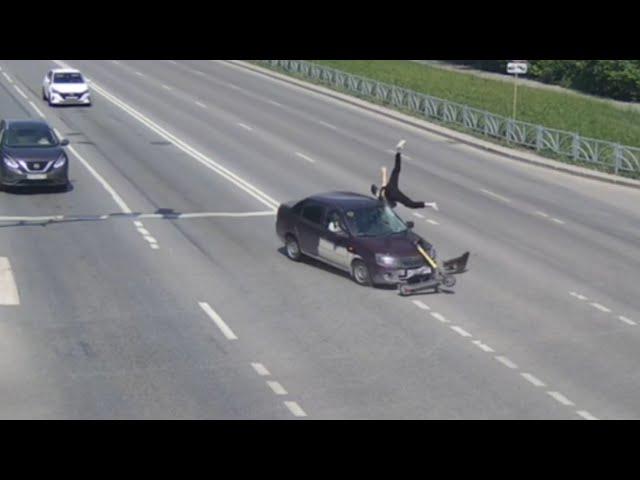 "Гранта" пролетела на жёлтый и срубила СИМокатчика. Real video