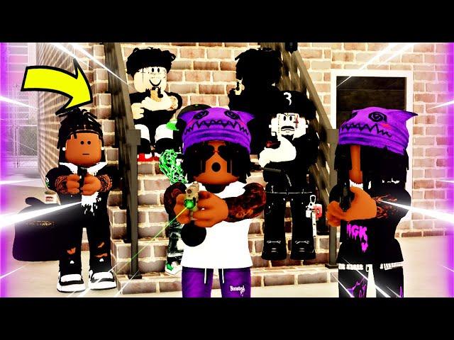 HUGE GANG ROBBED  ME IN THIS NEW NYC ROBLOX HOOD GAME!