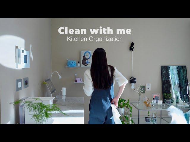 Clean with me. Kitchen Cleaning, Kitchen Organization, Cleaning Items, Living alone vlog.