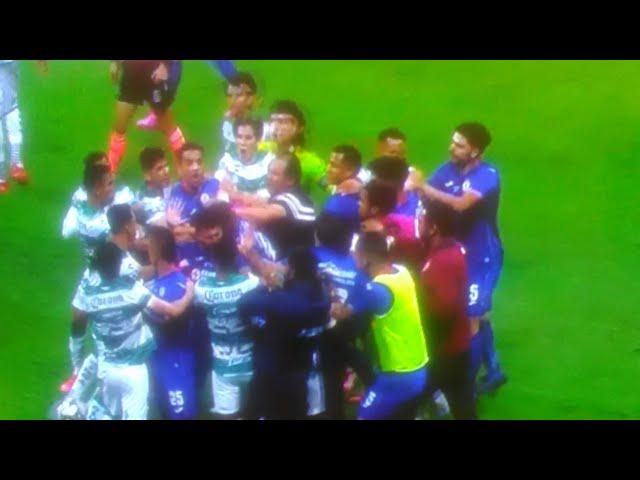 CRUZ AZUL PELEA A GOLPES VS SANTOS 