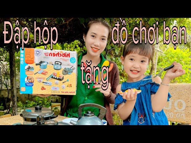 Bé Sún Đập Hộp Đồ Chơi Bạn Tặng