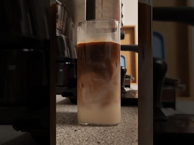 행복한 주말 되세요 ️ #asmr #오트밀크 로 만든 #아이스라떼 #일요일 #coffeeasmr #홈카페 #뮌헨 #일상 #sunday #아라 #homecafe #coffee