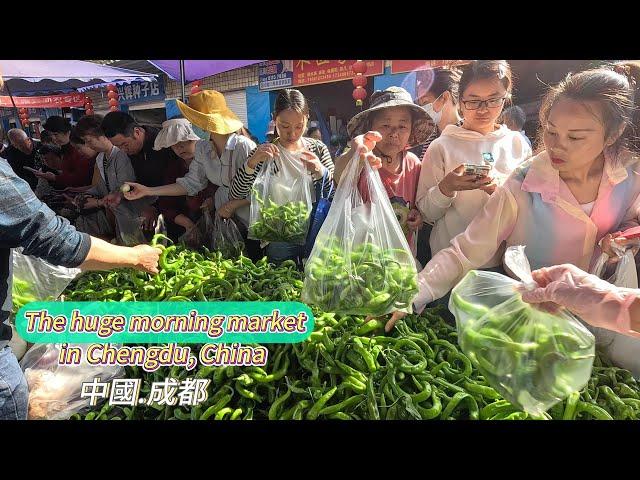 Huge Chinese morning market, thousands of people eating stir-fried vegetables together/4k