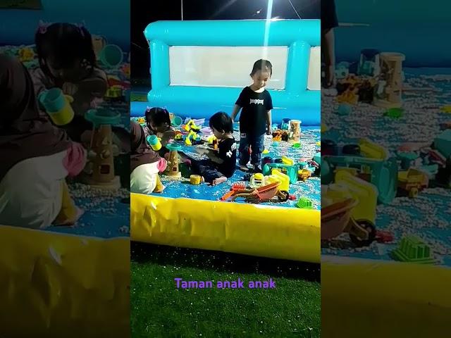 Taman anak anak bermain-main