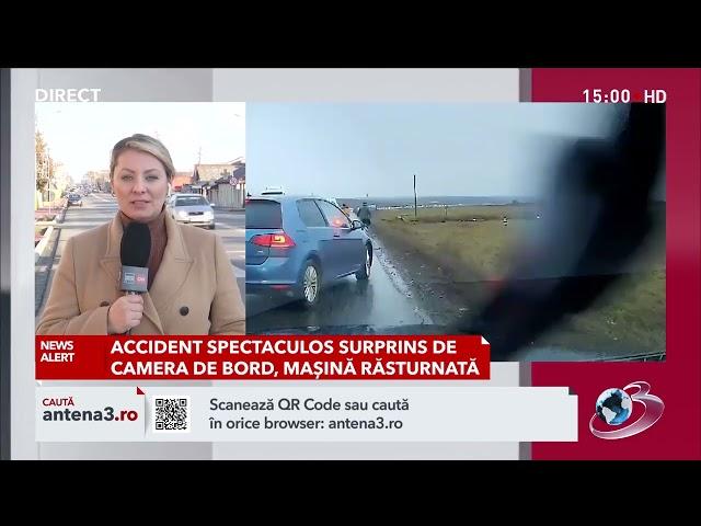 O maşină care încerca să facă loc ambulanței a derapat, s-a rostogolit de mai multe ori în câmp. I