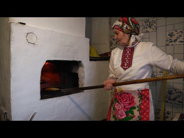 MARI GRANDMOTHER prepares cereal PANCAKES in RUSSIAN stove. Village life in Mari countryside ENG SUB