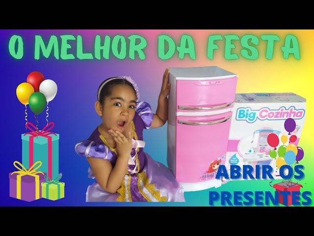 Abrindo os presentes de aniversário - Regina Vitória