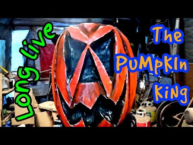 The Pumpkin king. Chainsaw power carving.