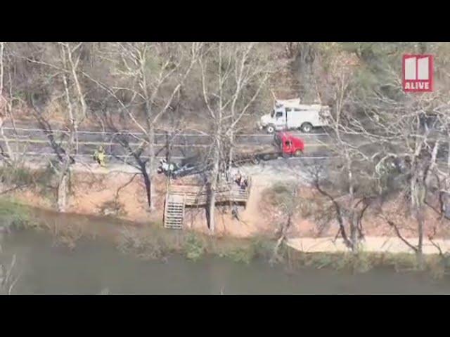 Car strikes 2 people near Chattahoochee Nature Center in Roswell
