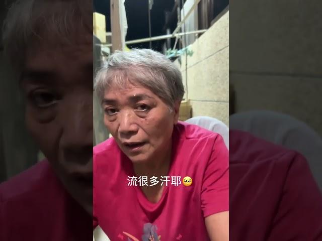 隨手記錄了一下日常昨天出去玩 半夜突然很想吃阿嬤的炒米粉今天一回家 就看到阿嬤在後面炒還用快速爐 說這樣比較方便一炒就炒了一大鍋要分給四個女兒和孫子們 #家庭 #瑄瑄阿嬤 生活紀錄