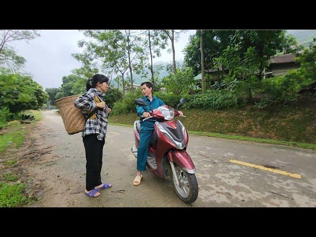 A kind man helps a single mother buy clothes - LY TRANG CA