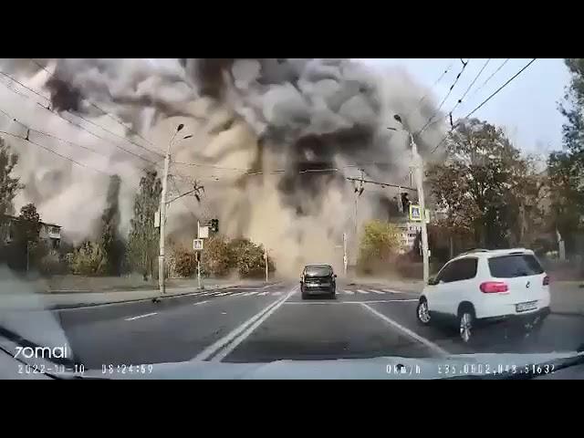 Видео момента ракетного удара по Днепру с регистратора.