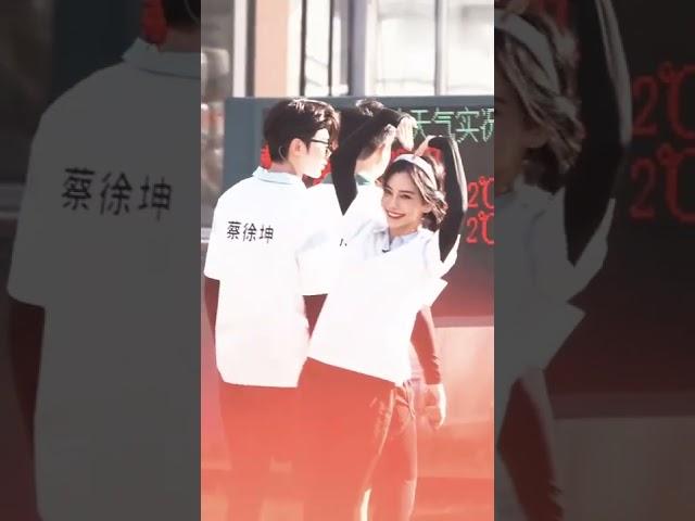 Baby给粉丝比心！真的太甜啦奔奔的心快融化了~#奔跑吧特别季路透 #奔跑吧10