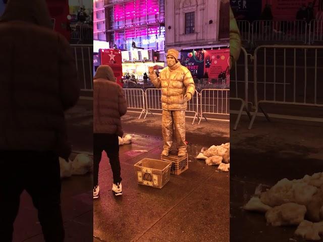 Human statue dance in New York City #humanstatue