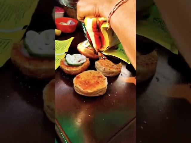 Cheese burger |Indian street food ka zaika|Walkeaters|Burger king|Delhi street food|Foodie