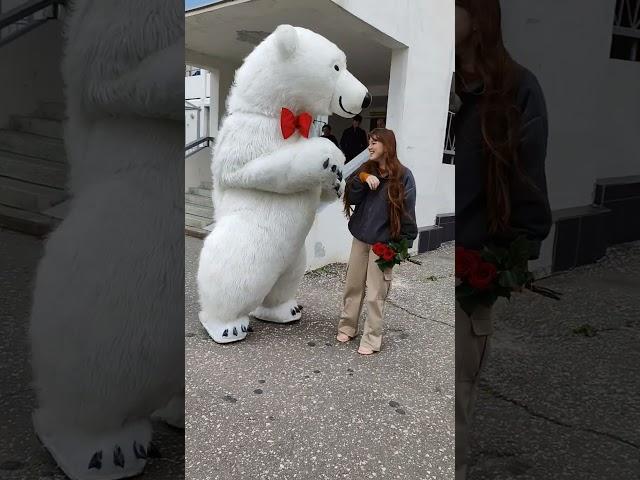 Не смогла сдержать эмоций!!! Вот так подарочек от мамы!!!Поздравление от белого медведя #shorts