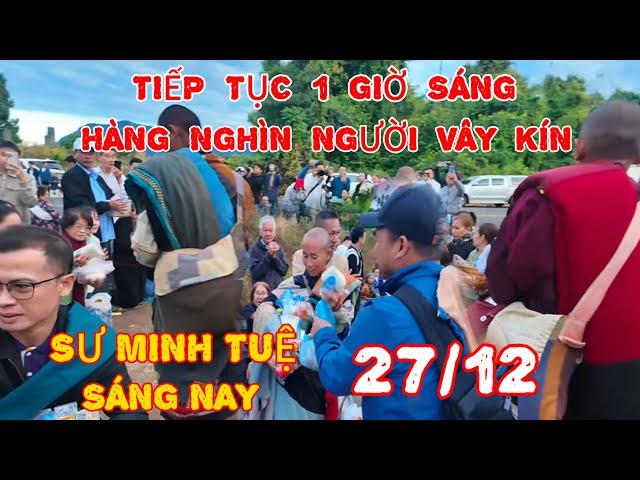 Sư minh tuệ sáng nay 27/12 một giờ sáng bị hàng nghìn người bao vây cúng dường và cái kết