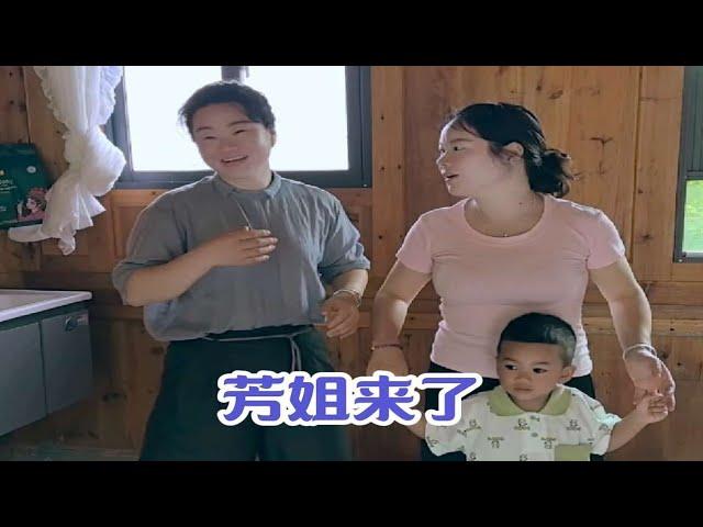 基地马上完工了，芳姐带老公来玩，秋子被她一翻话感动落泪