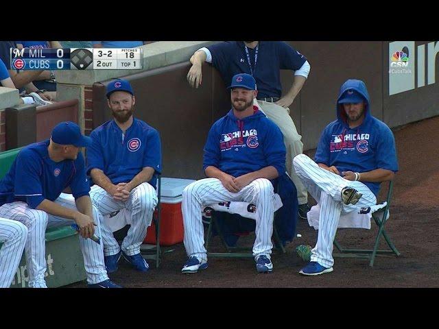 MIL@CHC: Cubs' bullpen hit by stray foul ball