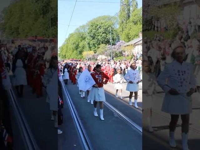 Норвегия Осло 17 мая день Независимости праздничный парад в центре города национальные костюмы