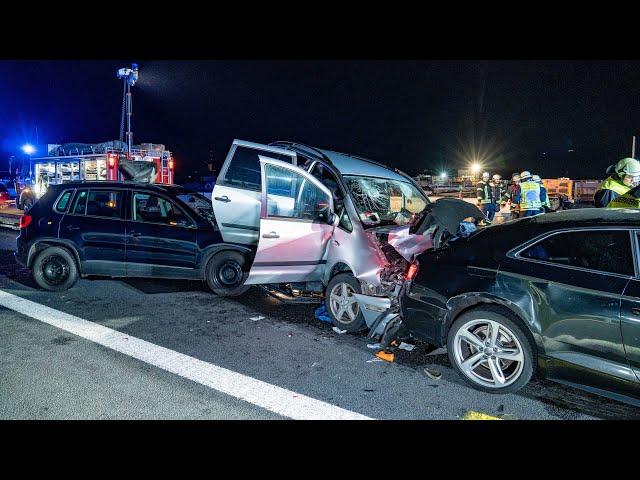 Feuerwehr muss Nachts über vier Kilometer zur Einsatzstelle laufen: Heftige Karambolage auf der A3!