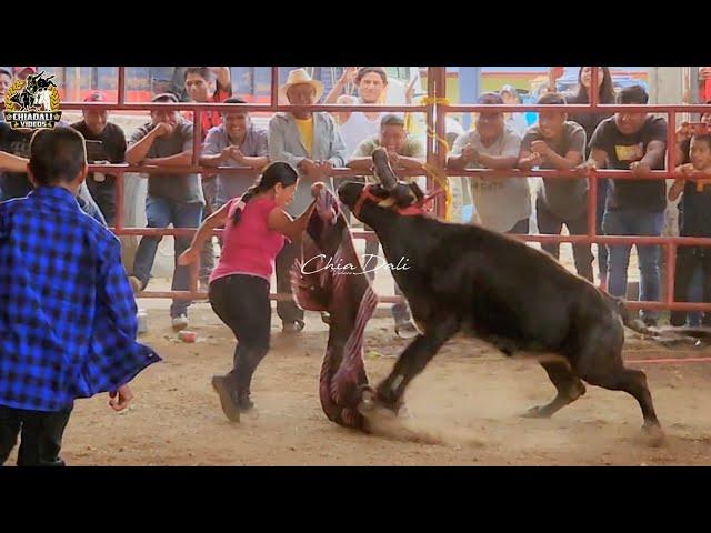 VALIENTE MUJER TOREANDO A UNA VAQUILLA EN LA SIERRA JUAREZ