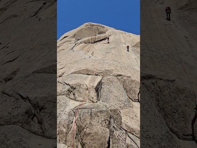 인수봉~~~등반하고 정상에서 하강하는 등반자들                      #암벽등반 #climbing #암벽 #멀티등반 #인수봉 #북한산 #대한민국 #국립공원