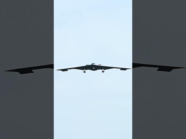 Watch B-2 Spirit stealth bombers land at Whiteman Air Force Base