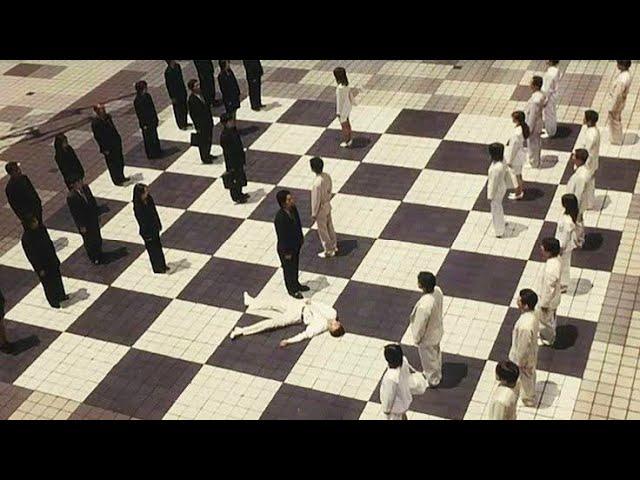 لعبة شطرنج بتتلعب بالبشر اللى يعمل حركه غلط يموت |Chess|