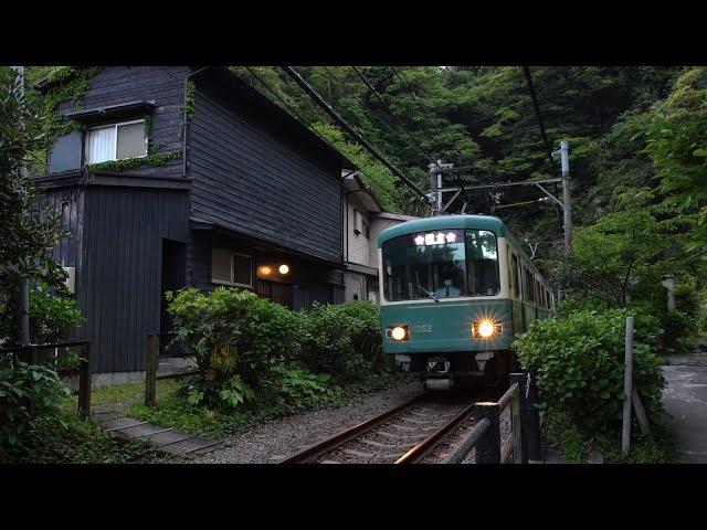 【4K Japan】Strolling in the back alleys where the Enoden runs in Kamakura.