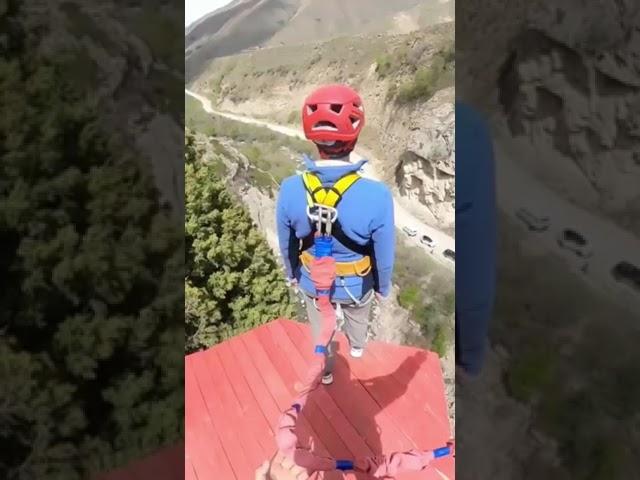 Уболтал жену на прыжок)