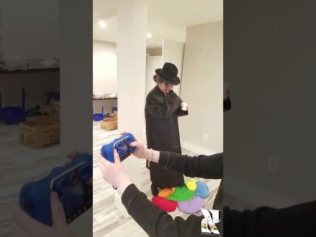 קליינע קינדער שפילן אויף א חתונה