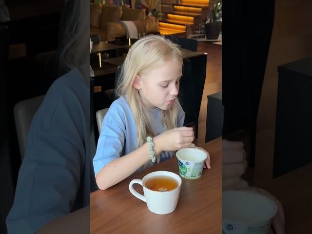 Как проходит утро дочек перед школой!