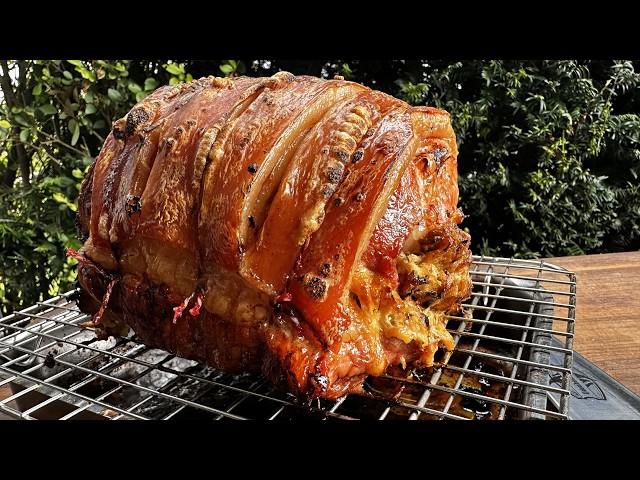 KRUSTEN ROLLBRATEN VOM GRILL - saftig gefüllter Schweinebraten