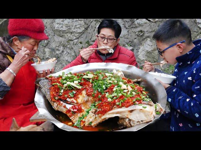 Jiujiu made"Chop Chili Fish Head",it was tender and delicious,and it was delicious for three people!