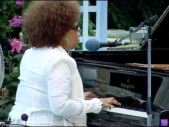 Addwitiya Roberta Flack (1937–2025) plays for Sri Chinmoy