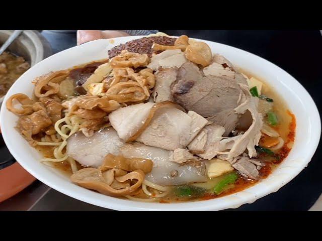 Gansu's older sister sells snacks, meat and sausage plus noodles. The 10-year-old store!