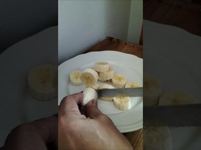 Peeling and slicing banana#fruits #youtubeshorts