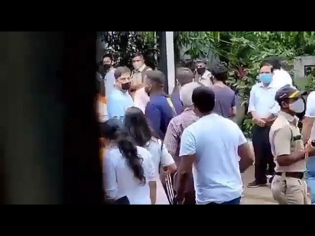 Shehnaaz Gill Inconsolable At Actor Sidharth Shukla's Last Rites At Oshiwara Crematorium | #SidNaaz