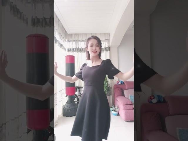 活动活动筋骨#自嗨模式开启 #客厅广场舞 #跳舞我不是专业的