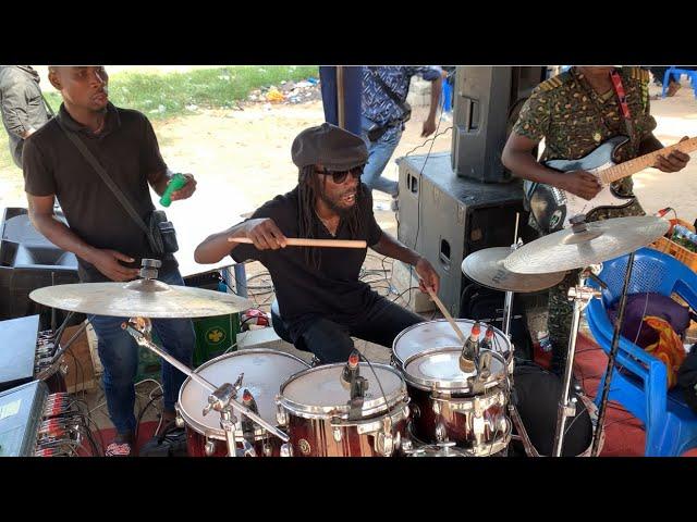 The drum king Paakow doing his things on the drums. absolutely amazing to jam to watch