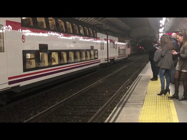 Estación de Cercanías de Recoletos en Madrid, trenes variados