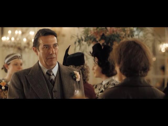 Ciaran Hinds as Joe Blomfield in "Miss Pettigrew lives for a day" - Scarf scene