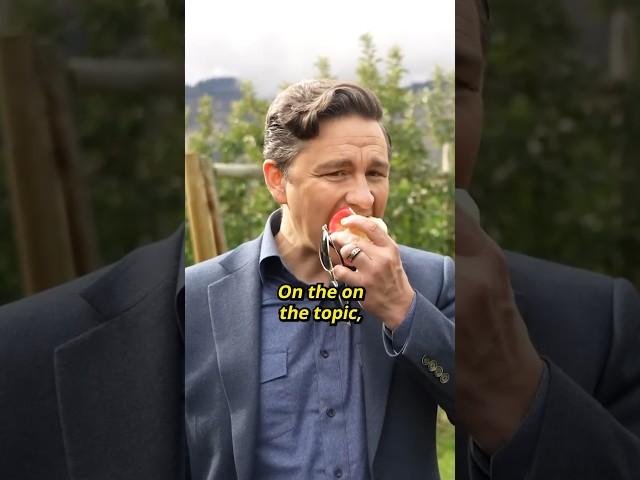 Pierre Poilievre eats an apple while GRILLING a journalist | October 14, 2023