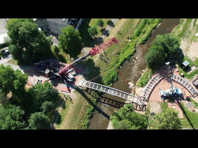 Neue Brücke für altes Flussbad