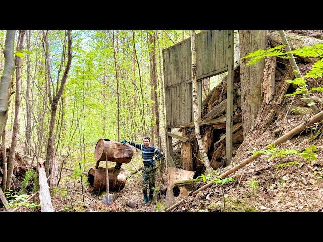 ГАРАЖИ ЛЕСПРОМХОЗА В СИБИРСКОЙ ТАЙГЕ. ПОИСК МЕТАЛЛА. НАШЛИ БОРТОВУЮ ОТ ТРАКТОРА.