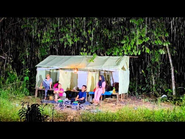 Camping hujan deras - Camping rame rame bareng teman,dihantam hujan deras di malam hari.