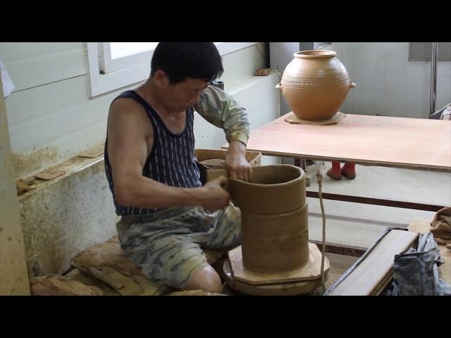 Master Potter at work. 옥당 도예. Making a Kim Chi Pot.