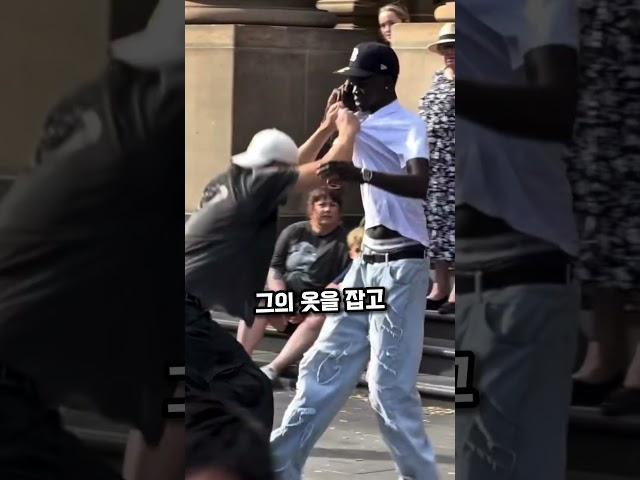 모르는 남자가 갑자기 내 옷을 찢는다면?
